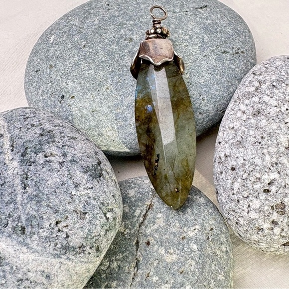 Iridescent Labradorite Silver Floral Pendant Ethereal Fairy Minimalist Mystical - Picture 4 of 14